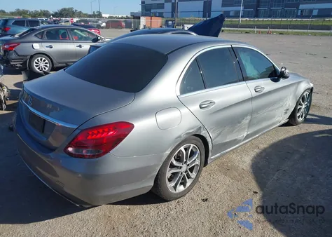 2016 Mercedes-Benz C 300 z USA, uszkodzony, nr VIN 55SWF4JBXGU121970